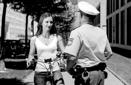 Eine Bürgerin im Dialog mit einem Polizisten