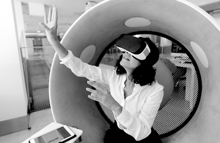 Eine Mitarbeiterin mit VR-Brille