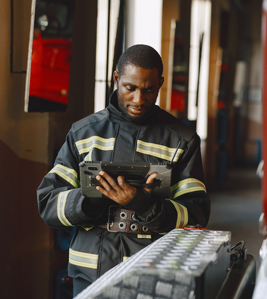 Ein Feuerwehrmann nutzt ein Smartphone